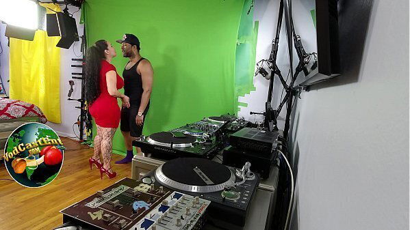 Part gets Queen Rogue knees give Blowjob