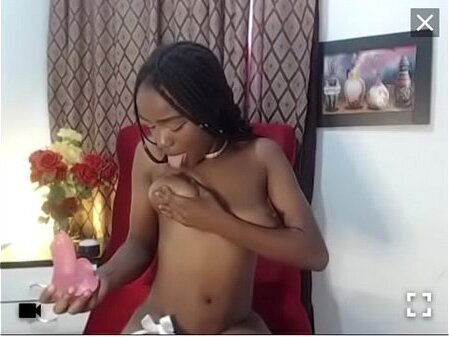 Negra rica s&eacute_ masturba webcam