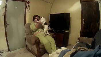 Pongo cuatro patas prima mientras juego móvil espalda follo duro