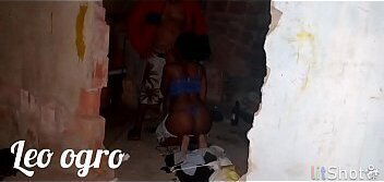 Nem gozei... Cracudos estragaram minha foda com a novinha na casa abandonada (Myllena Rios)