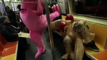 Briga de dinossauros ao som de Linkin Park