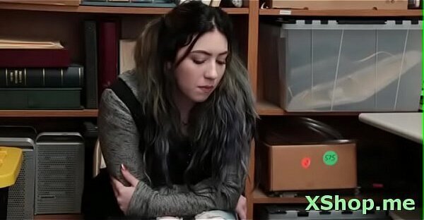 young chick Amilia Onyx begs hardcore