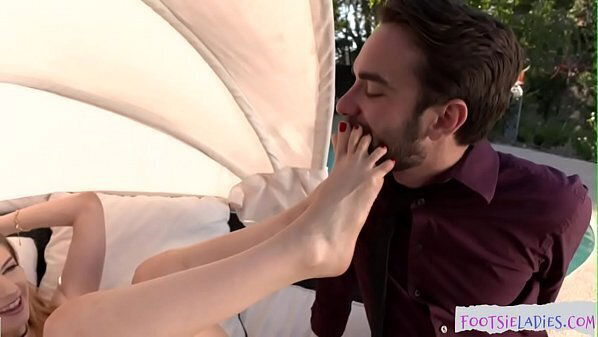 Fingertoed footsie pussy ravaged