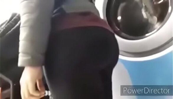 Dominicana nalgota lavando