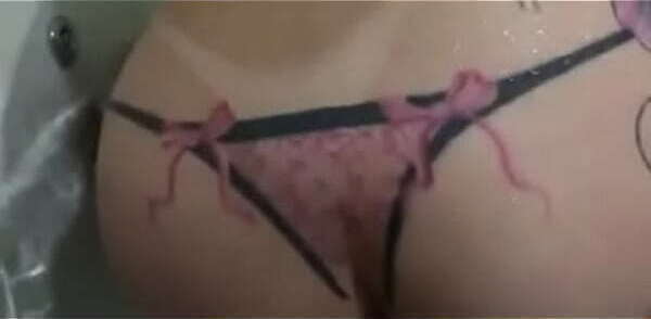 Gozei deliciosamente minha banheira tocando dedinho cuzinho apertado siririca at&eacute_ gozar pedindo rola. (Completo Red)