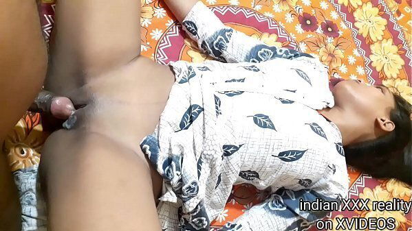 Chodoo fucked White Kurti bhabhi while sleeping, with Hindi dirty audio