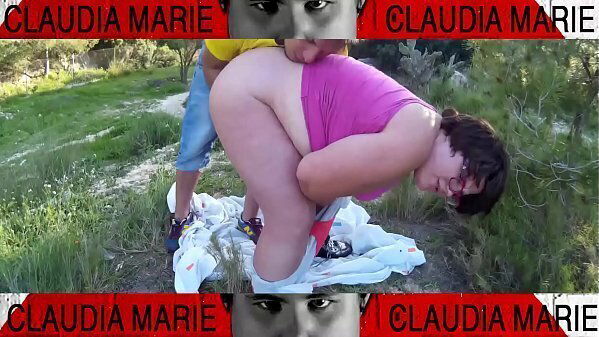 Comiendo galletas coño gorda meti&eacute_ndole botella culo para entre todo ano. Esta gorda viciosa quiere sexo guarro.