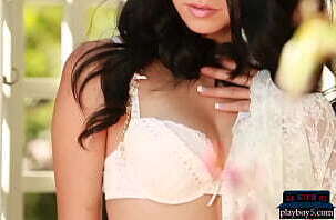 Sexy latina model Reyna Arriaga gives full striptease