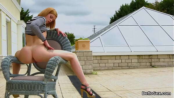 Impressive chick finger fucks tight fuckbox until coming