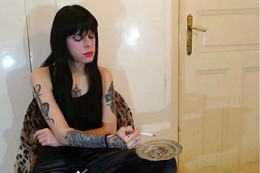 Beth Kinky Sexy goth domina smoking