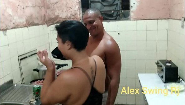 Minha esposa chega casa cozinha *Doce Lola*