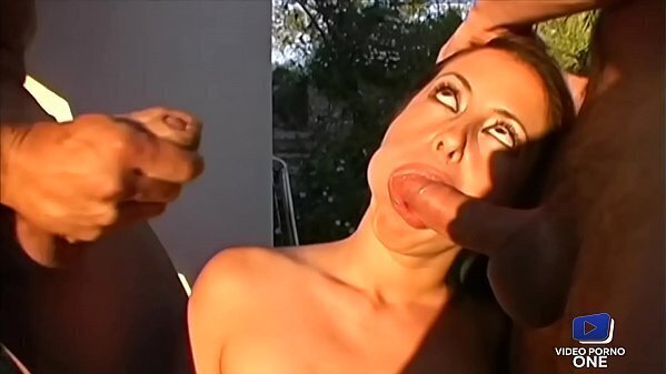 Elly Jaine, petite vicieuse curieuse, s'_offre trio