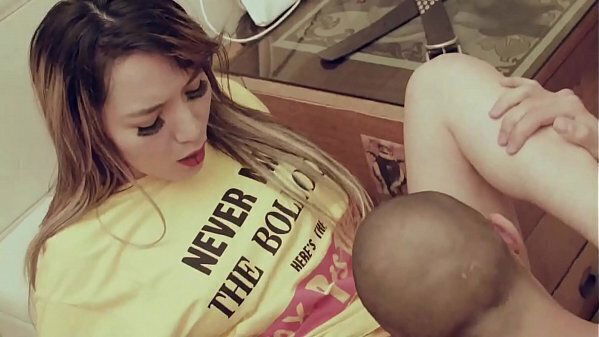 ISABELLA MARTINS ENCONTRA BANHEIRO BALADA DEIXA CHUPAR BUCETINHA CUZINHO