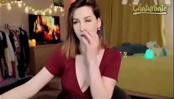 Joven guapa exitada vuelve vestir