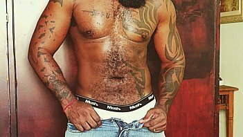 Soldado dando gostoso negao sauna