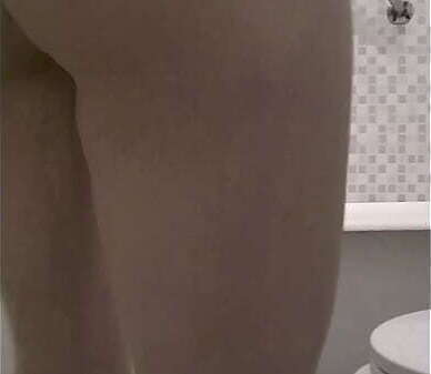 hermana, espiada mientras ba&ntilde_a