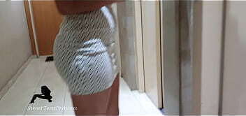 RECEIVE PIZZA SHORT DRESS WENT DOWN ENTRANCE ROOM BECAUSE CORONA VIRUS