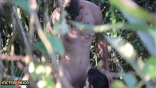 NOVINHA PEGA FAZENDO BOQUETE MATAGAL