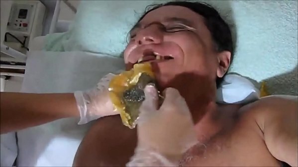 DEPILANDO BARBA CERA QUENTE PARA GRAVAR PORNO CHUPANDO NINFETINHAS NOVINHAS