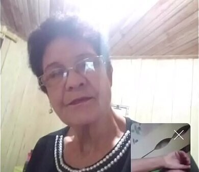 Velha mostrando peito passando m&atilde_o xota live