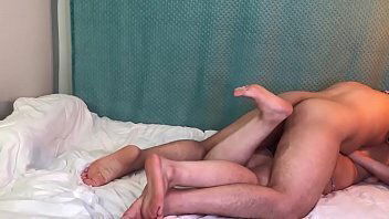 شرموطة سعودية هايجة تتناك طيزها