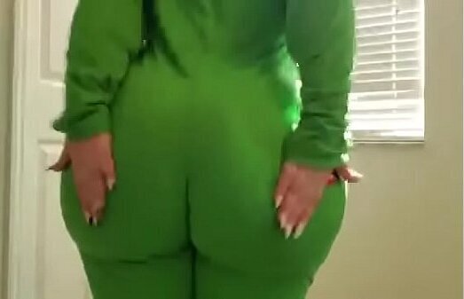 جسمها Curvy جامد وطيازها كبيره وبزازها كبيره