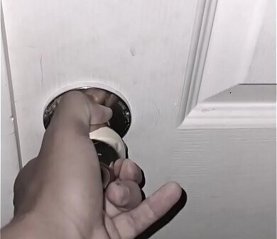 Emborrache empleada entro cuarto aprovechando esta dormida noche silencio