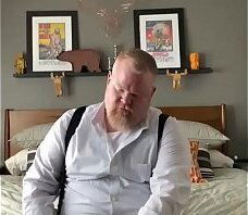 Paiz&atilde_o urso mostrando delicias