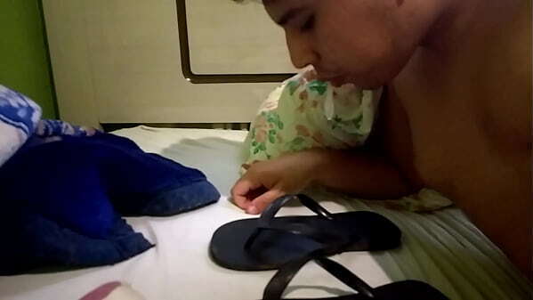Cuspindo babando chinelo Havaianas amigo