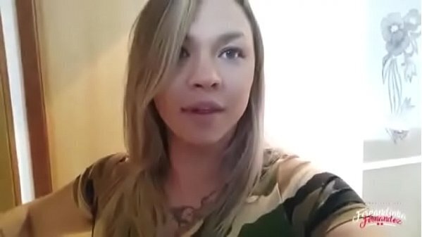 Gostosa folando saia calsinha sutia