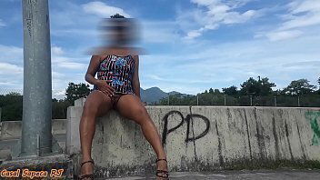 CASADA MOSTRA BUCETA TODO MUNDO MEIO