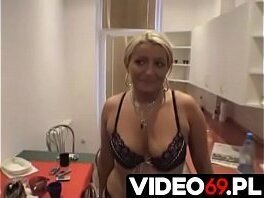 Polskie porno Cycata sprzątaczka obciąga kasę