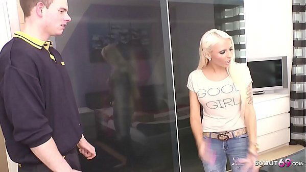Postbote erwischt deutsches Teen Tight Tini ueberredet Fick German Teen