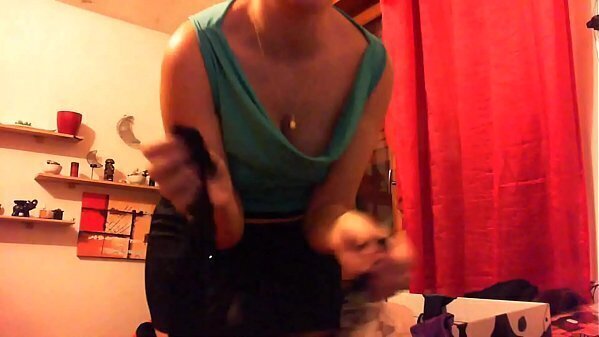 ragazzo cattivo! beccato masturbarti mentre prova suoi corpetti