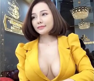 Sexy Vietnamese C&ocirc_ l&agrave_