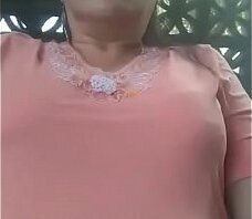 Pelando pepino vecina