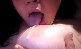 Me echo agua en las tetas para ti