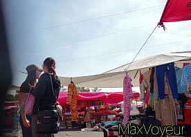 Espiando culo en el mercado