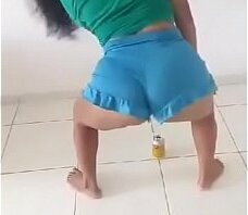 Novinhas rebolando shortinho compilado