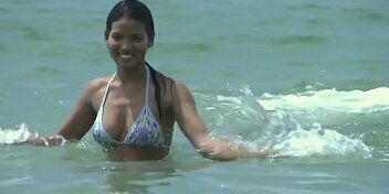 Croc: Sexy Bikini Girl