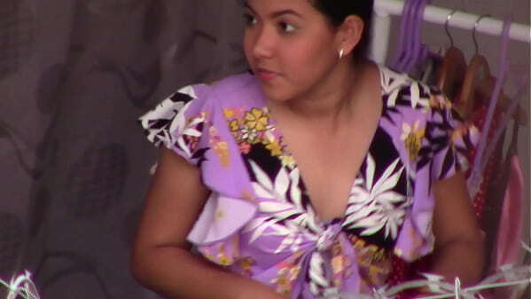 Hermosa sensual Colombiana falda tanga escote