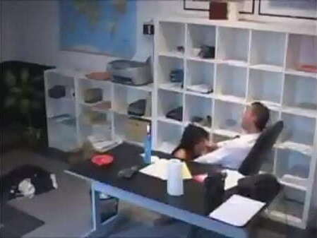 Jeune salope fran&ccedil_aise suce m&eacute_decin pour payer