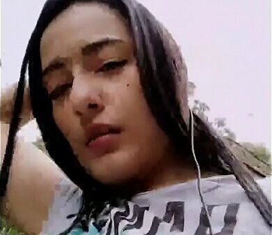 Vanesa desnud&aacute_ndose parque