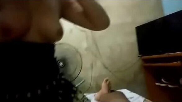 Colocando rockeirinha mamar