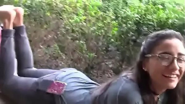 chica hermosa sandalias muestra pies