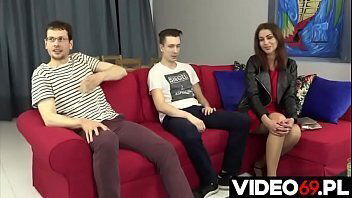 Polskie porno Dw&oacute_ch chłopak&oacute_w posuwa mamuśkę