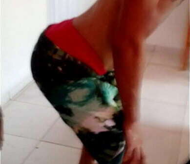 Maconheiro dan&ccedil_ando funk mostrando bunda