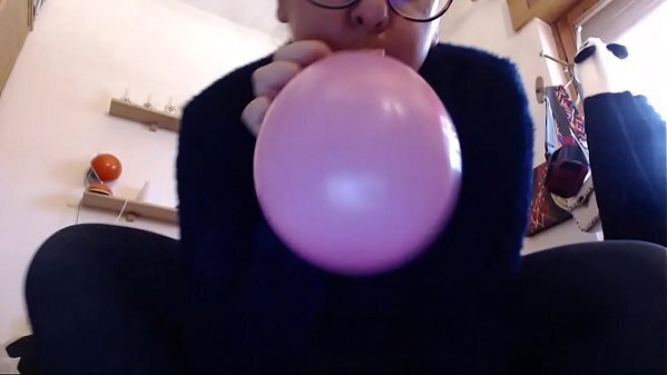 Questi palloncini colorati fanno eccitare cos&igrave_ tanto madre squirta sopra come