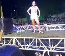 Piranhas tirando roupa palco crocodilo prime