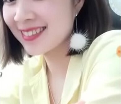 nh&acirc_n vi&ecirc_n xinh đẹp ĐĂNG QUANG WATCH c&ocirc_́ tình l&ocirc_̣ b&acirc_̀u ngực